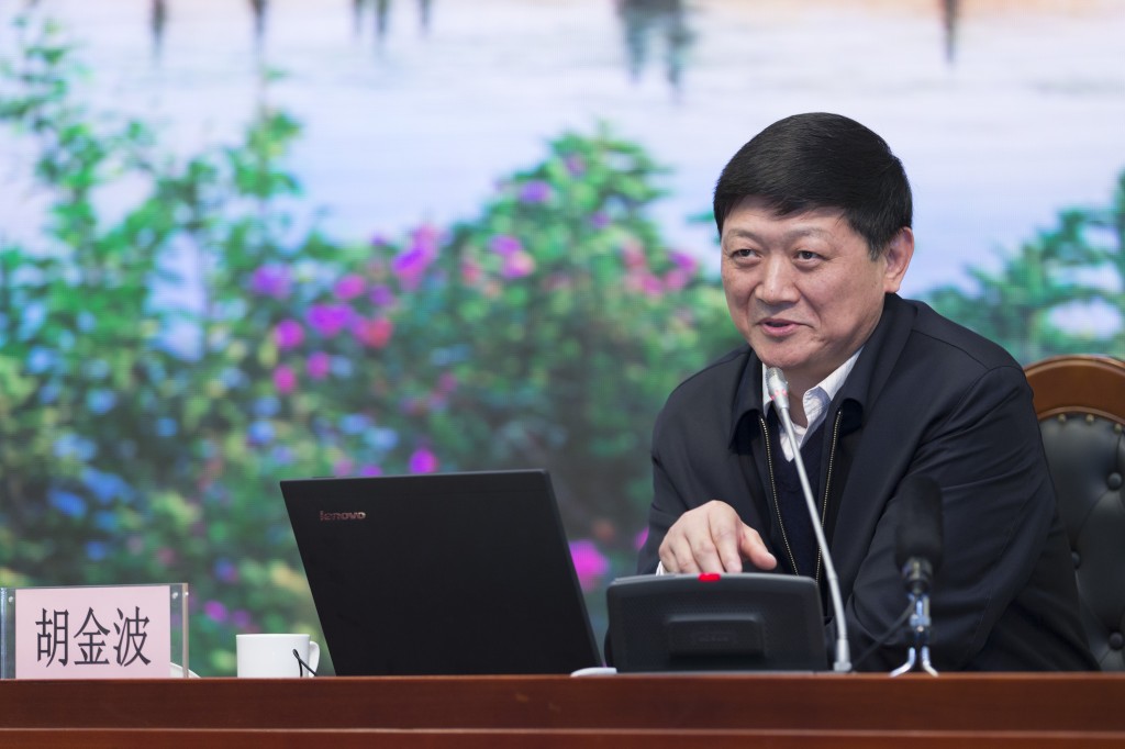 省委组织部副部长胡金波做报告